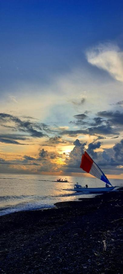 The Shooting Star Homestay Amed  Ngoại thất bức ảnh